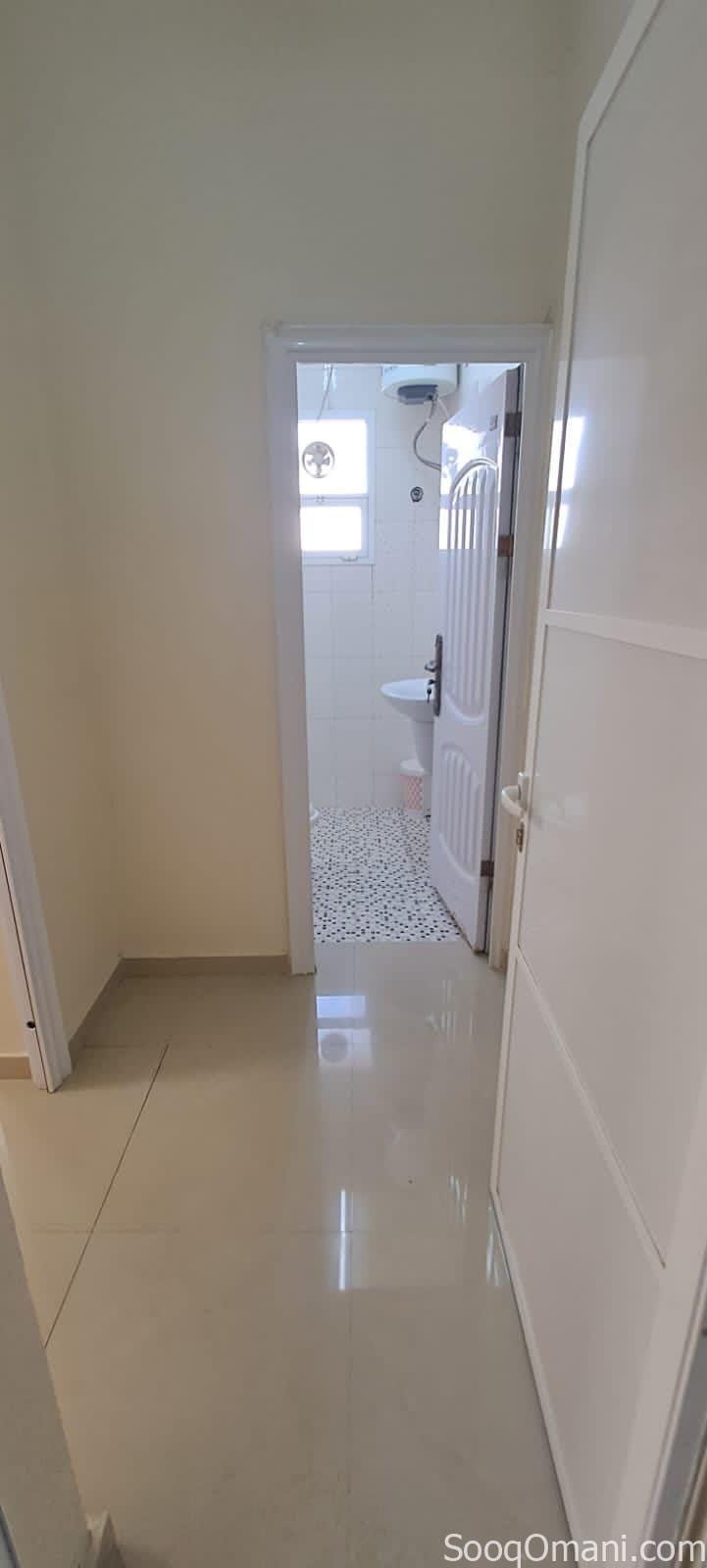 شقة للايجار الخوض ٦ قرب كل الخدمات