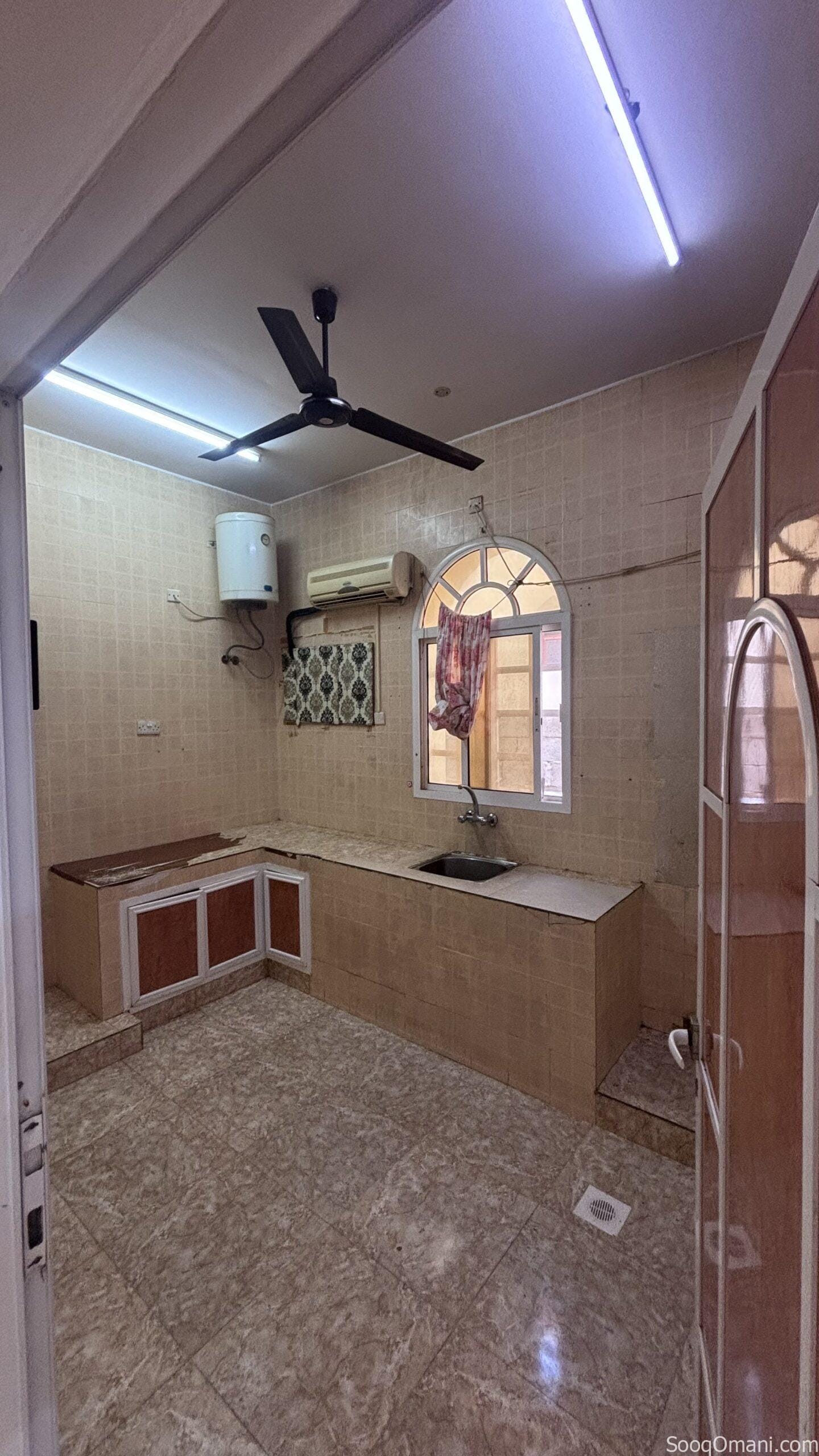 شقه للإيجار في موقع ممتاز قريب مستشفى السويق