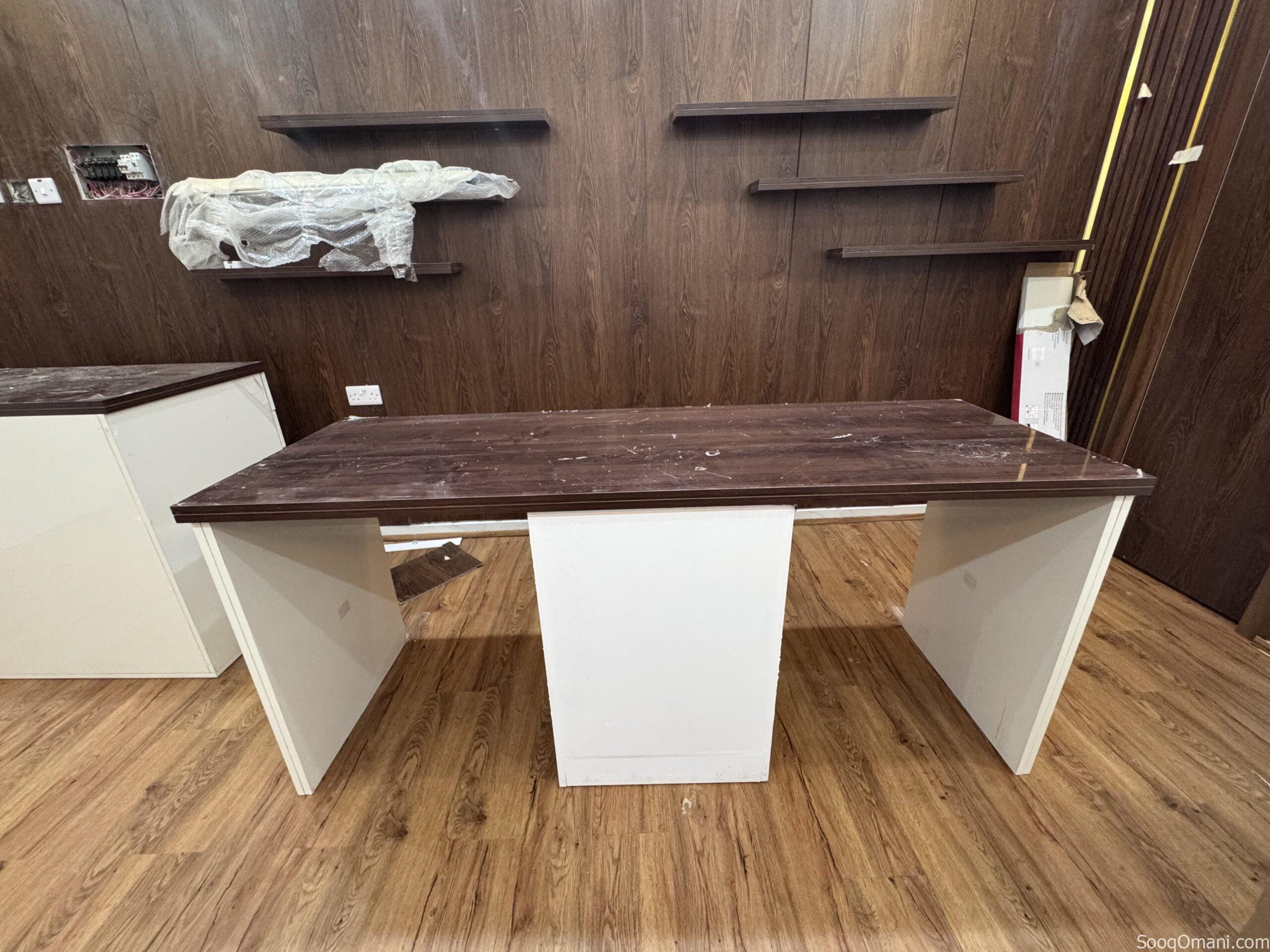 Nail tech table / salon manicure desk