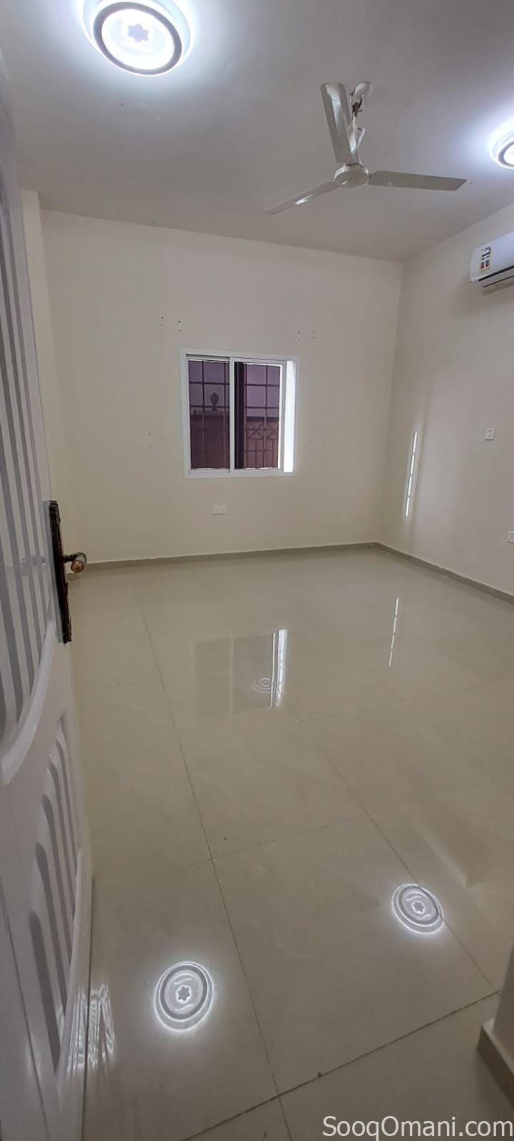 شقة للايجار الخوض ٦ قرب كل الخدمات