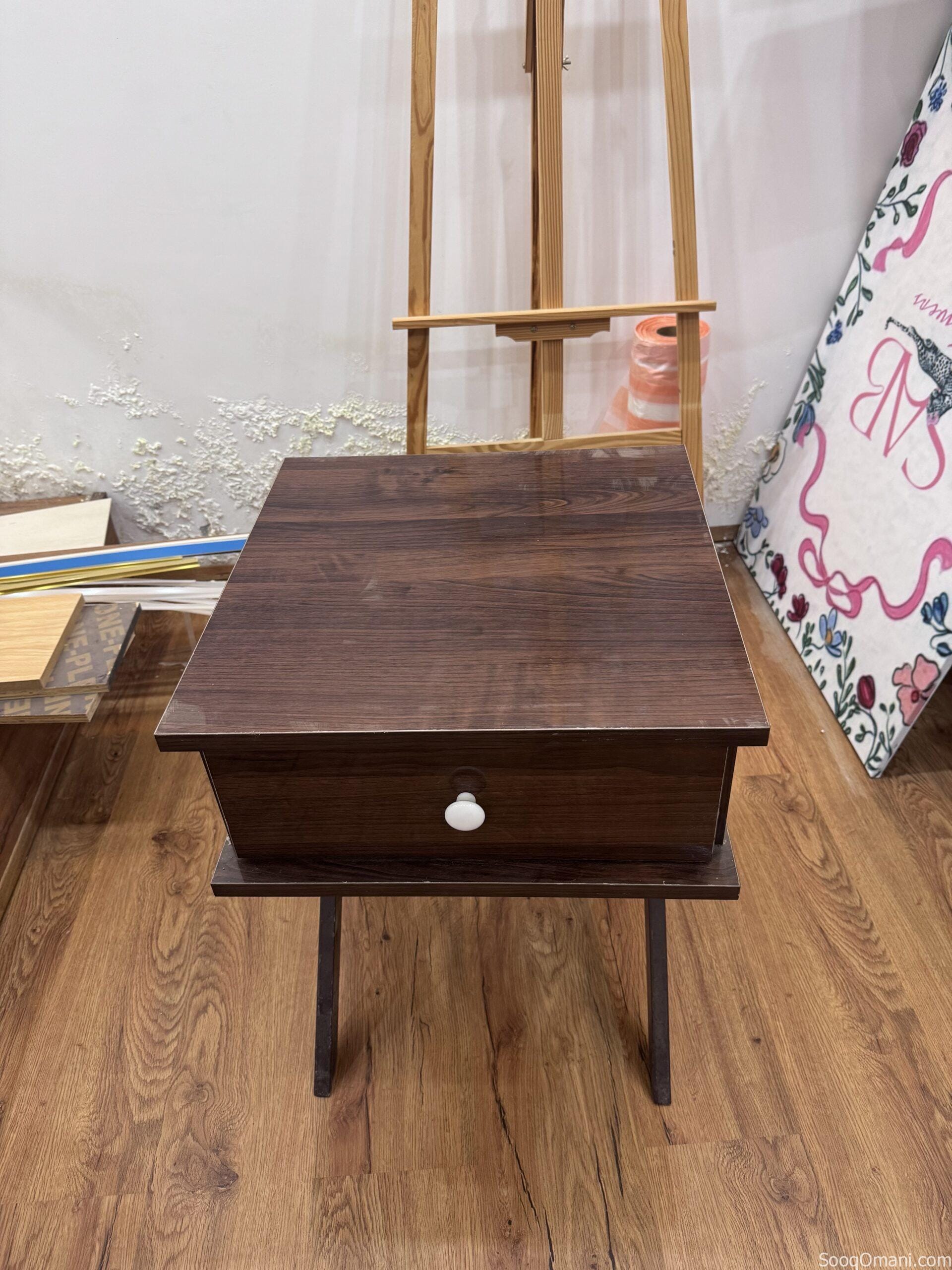 طاولة جانبية