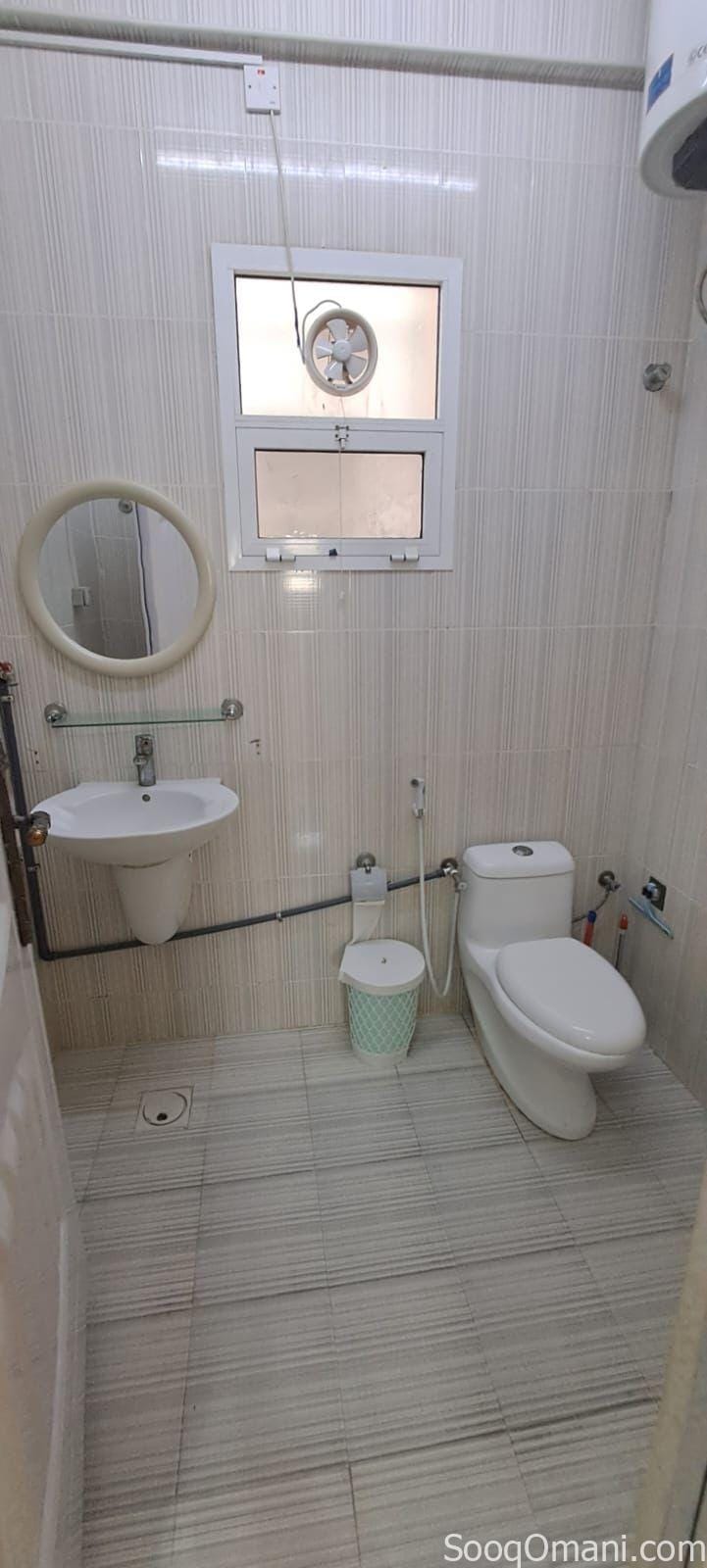 شقة للايجار الخوض ٦ قرب كل الخدمات