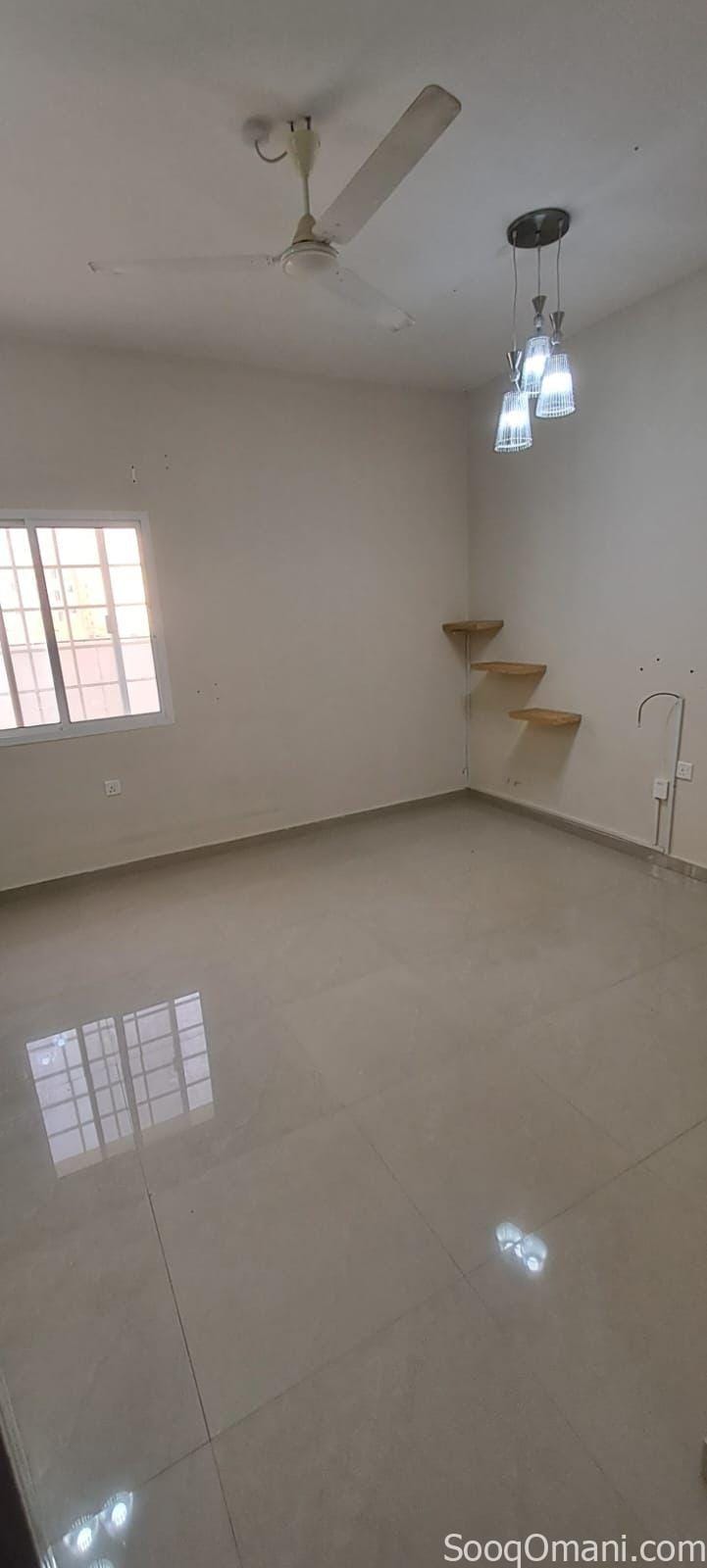 شقة للايجار الخوض ٦ قرب كل الخدمات