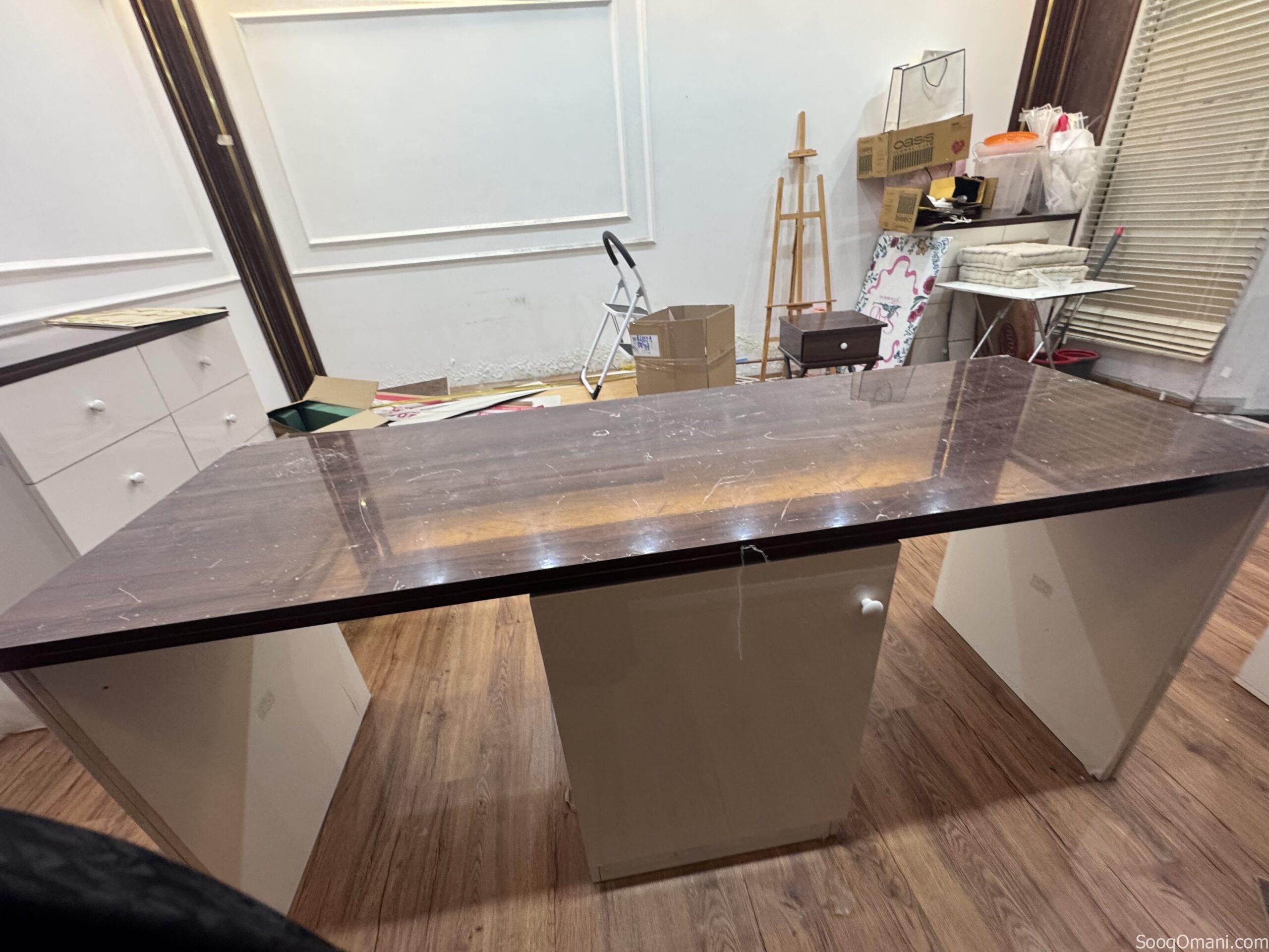 Nail tech table / salon manicure desk