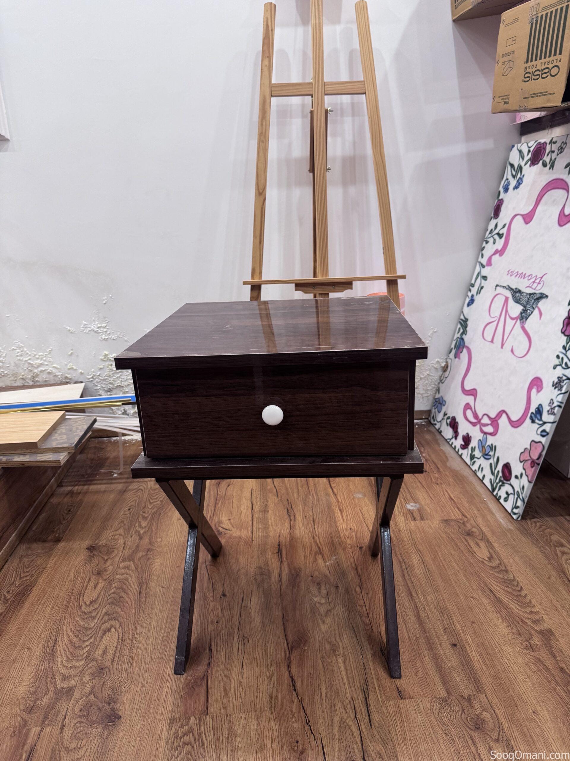 طاولة جانبية