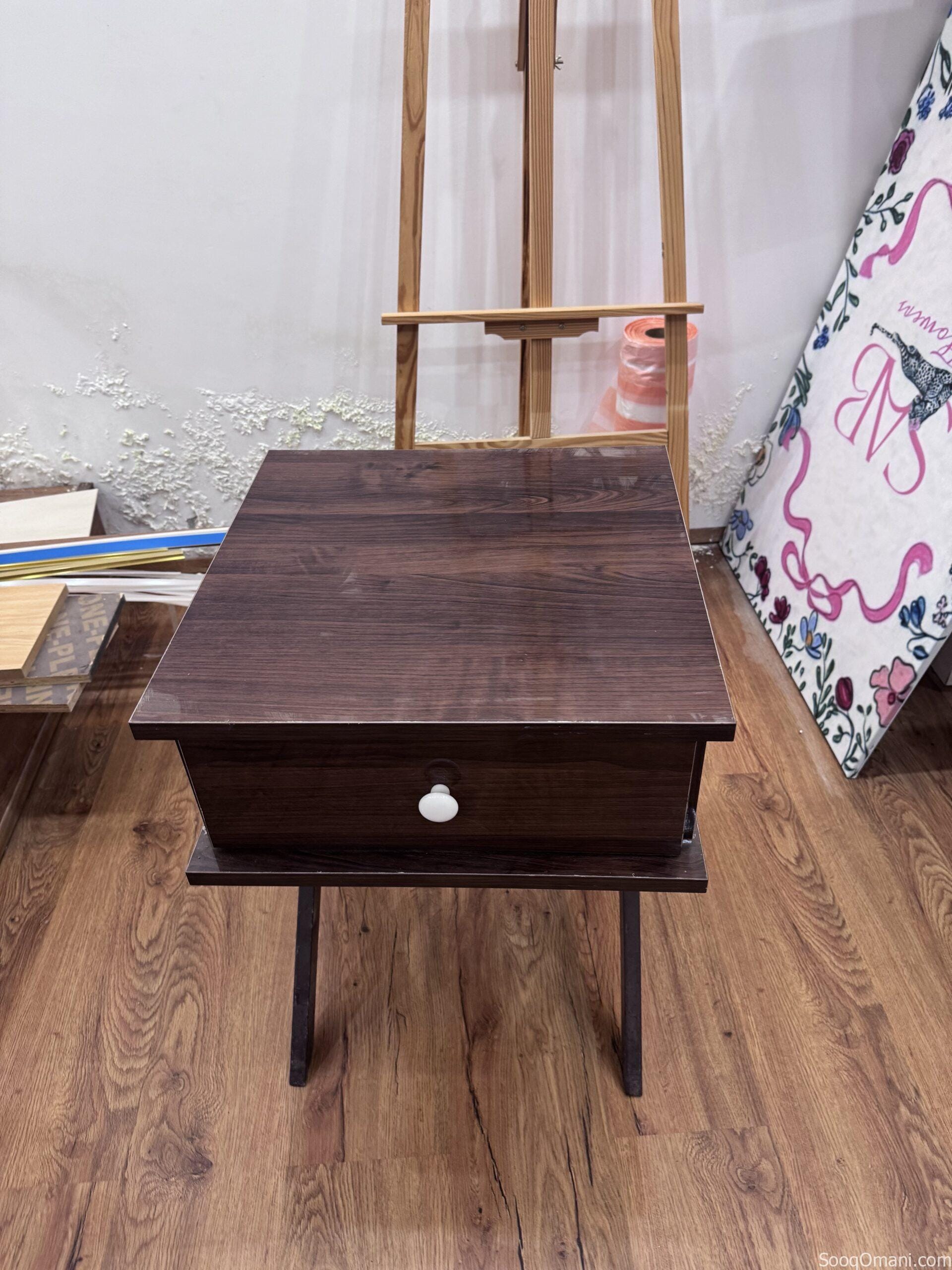 طاولة جانبية