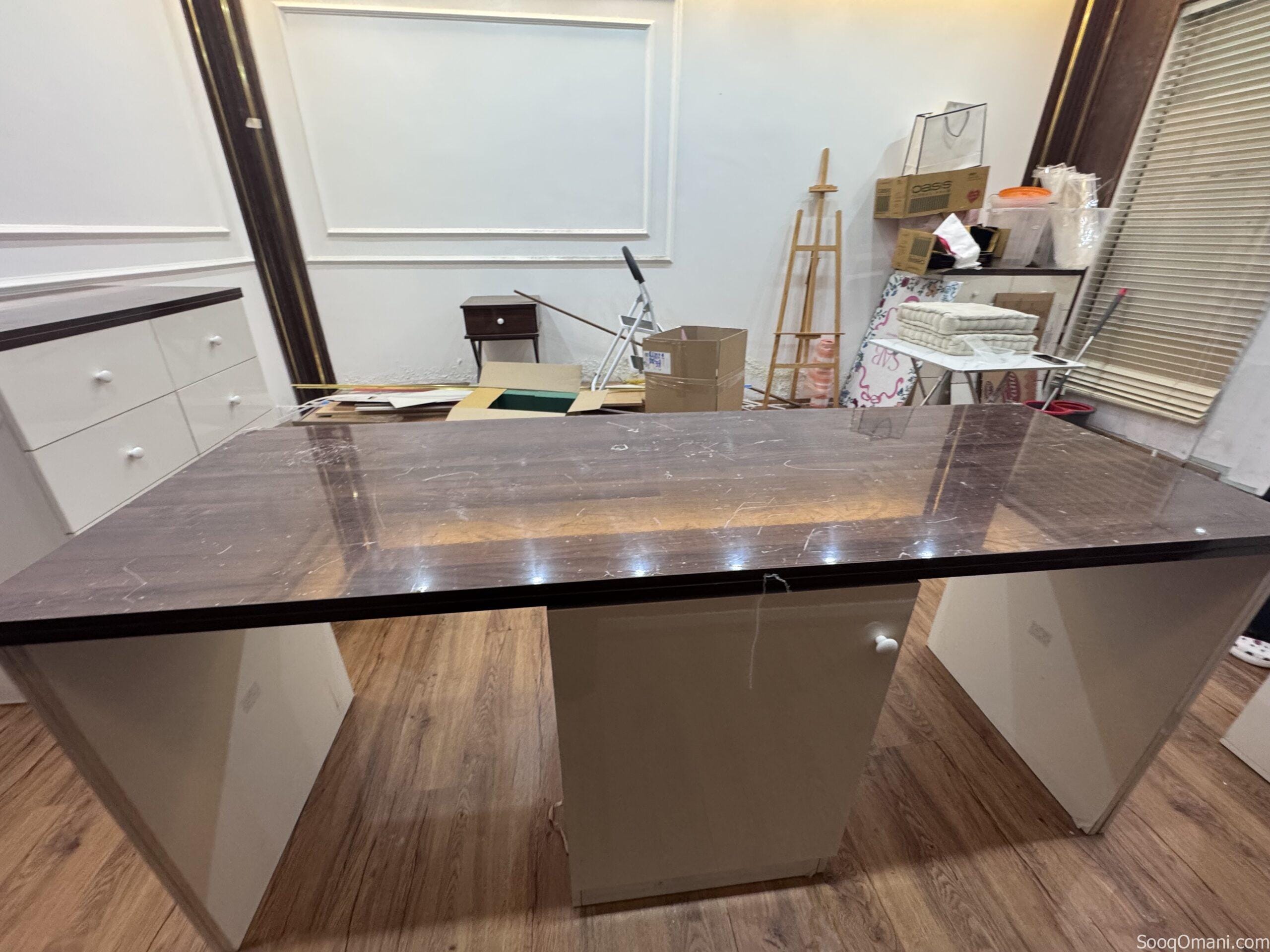 Nail tech table / salon manicure desk