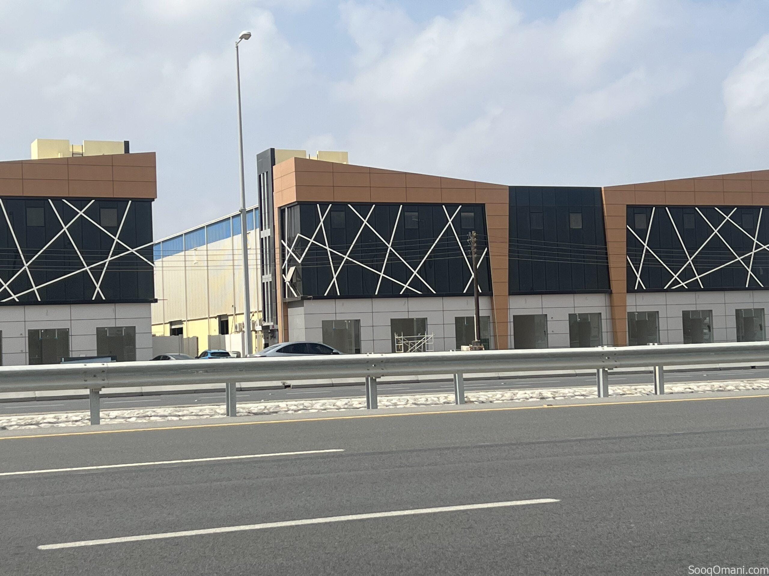 شقق ومحلات ومعرض كبير ومخازن للإيجار