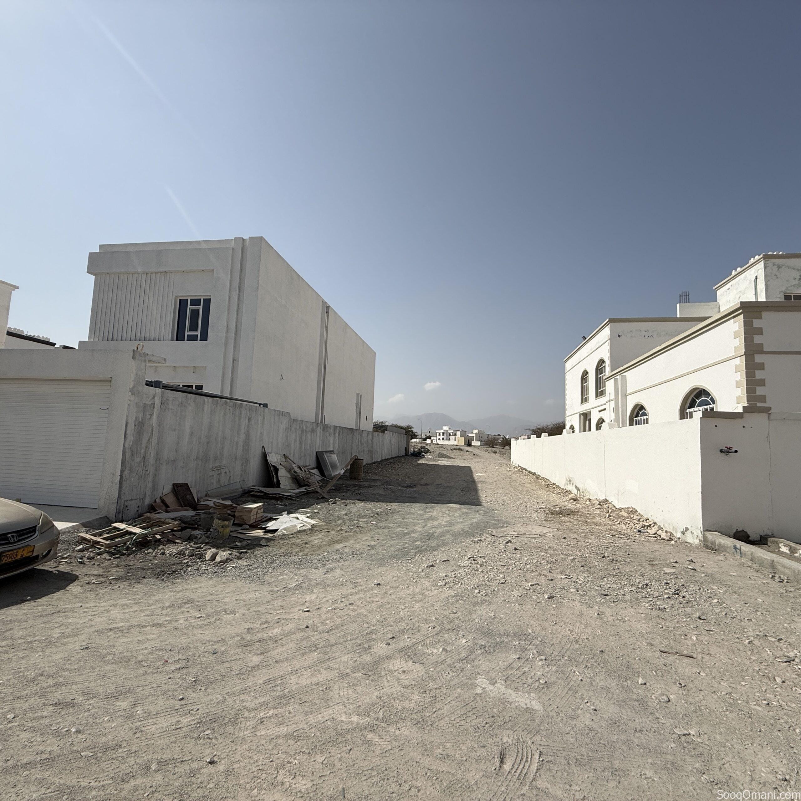 انا المالك العامرات مربع11/1 مساحة400م 5 دقائق عن دوار مركز شرطة العامرات