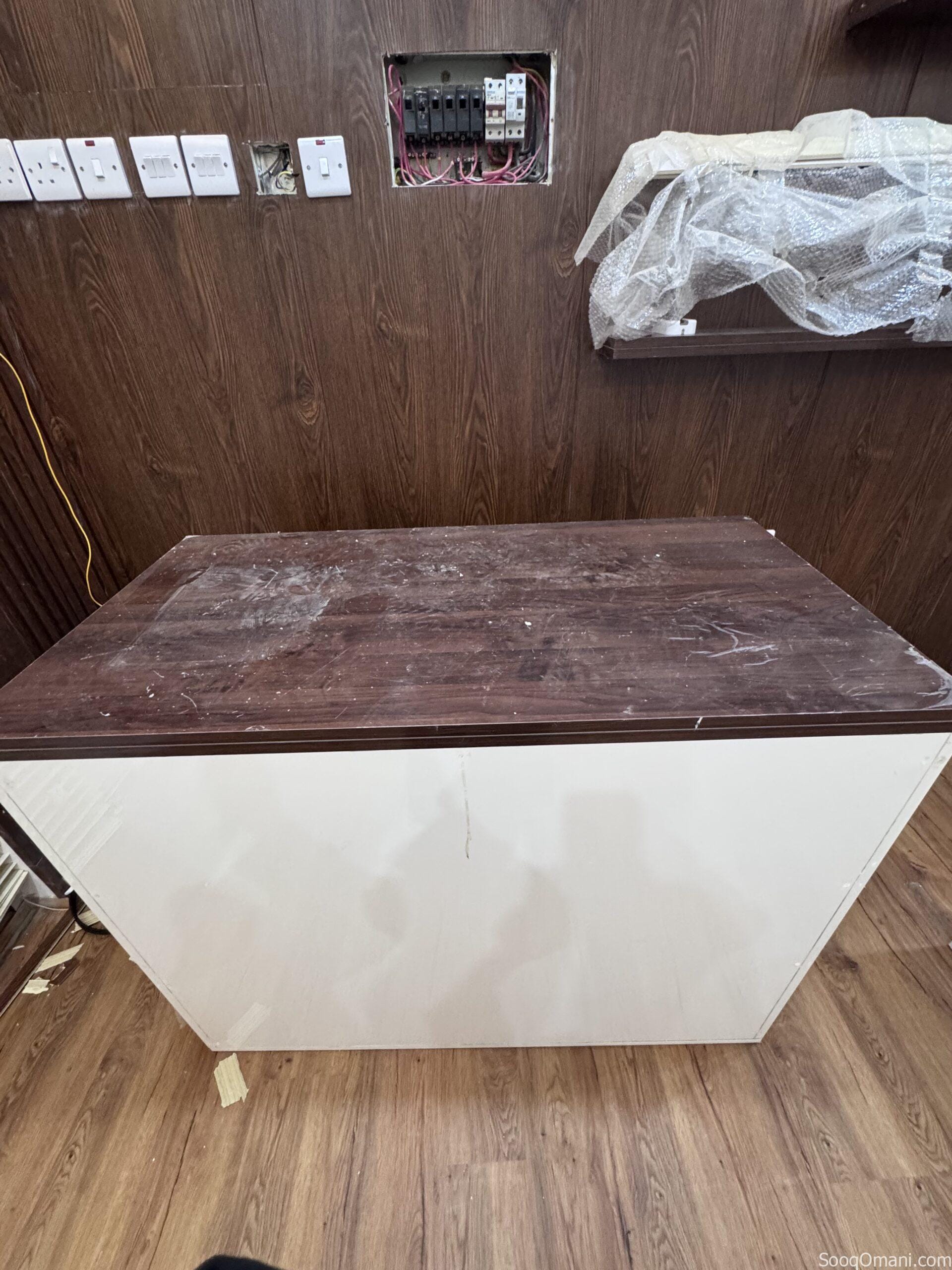 مكتب الاستقبال / طاولة البيع