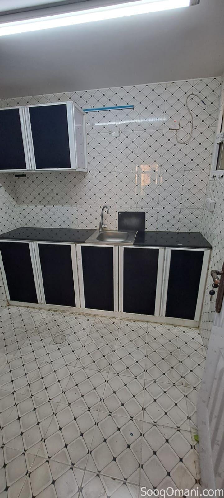 شقة للايجار الخوض ٦ قرب كل الخدمات