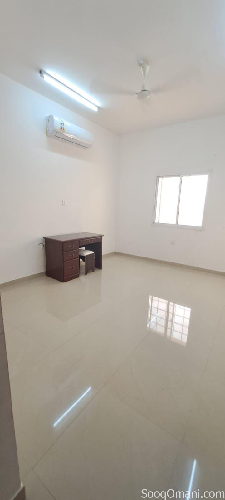 شقة للايجار الخوض ٦ قرب كل الخدمات