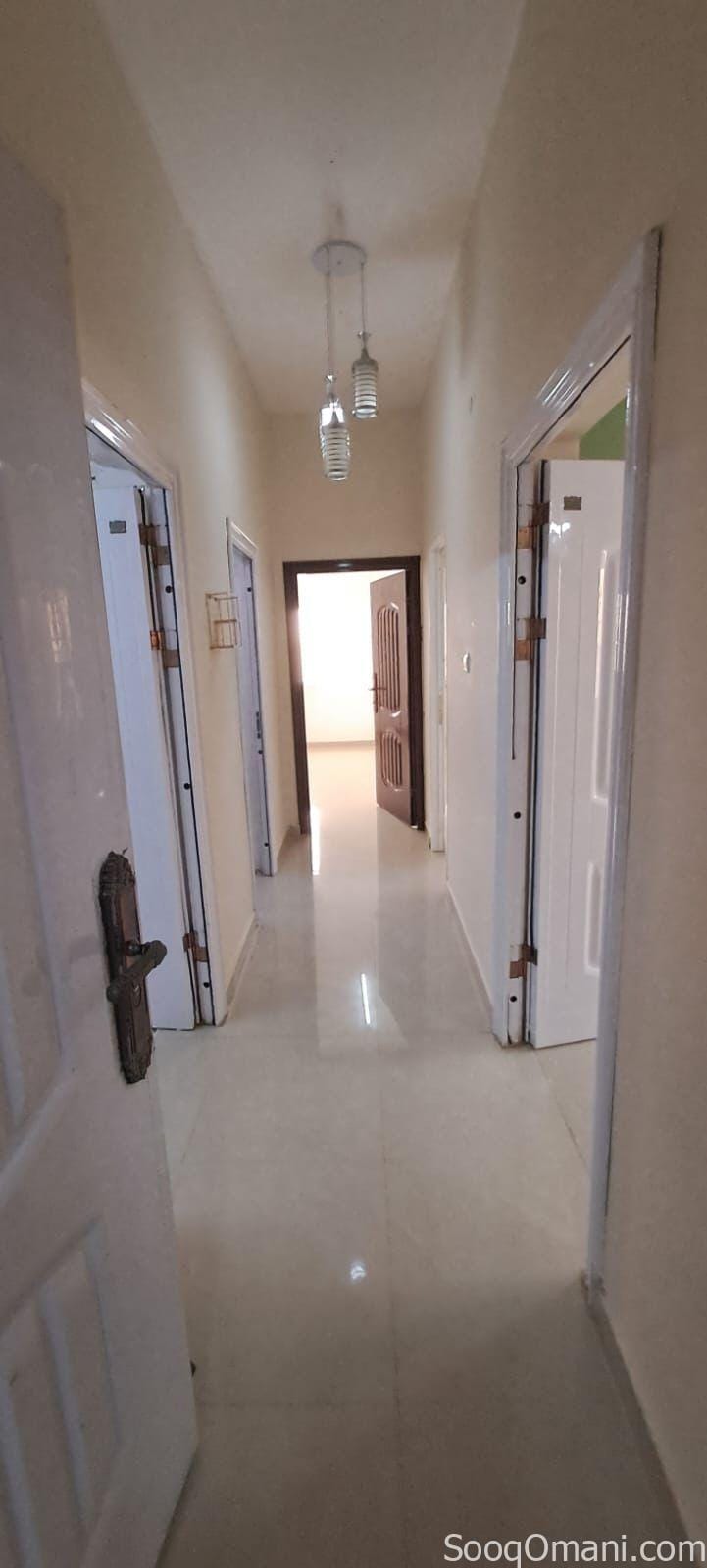 شقة للايجار الخوض ٦ قرب كل الخدمات