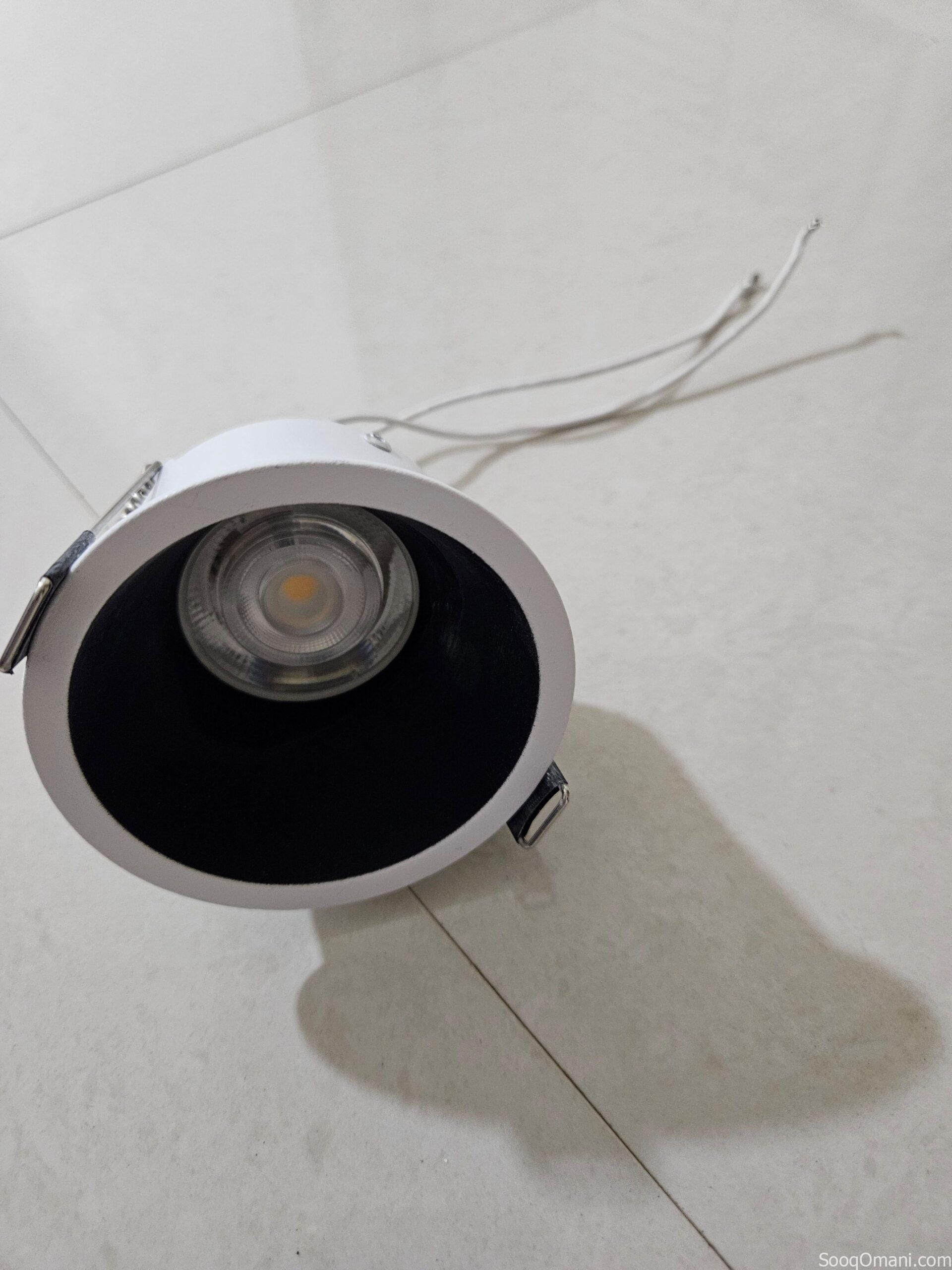 سبوت لايت اللون اصفر محايد