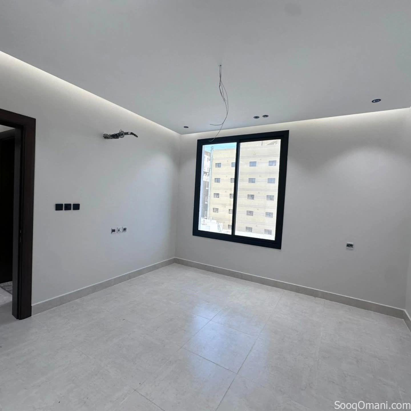 شقه للايجار في مسقط الخوض غرفتين وصاله ومطبخ وحمامين