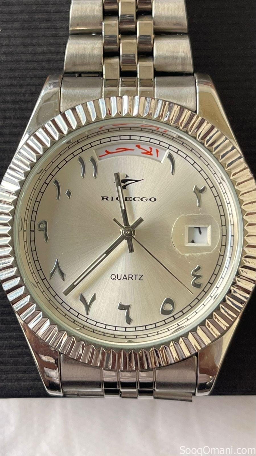 ساعة يد أنيقة بتصميم كلاسيكي الساعات الفاخرة وتتميز بعدة مواصفات اللون الفضي