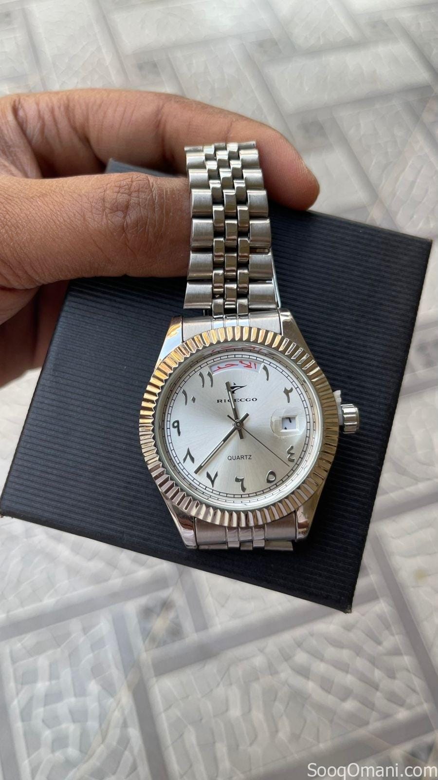 ساعة يد أنيقة بتصميم كلاسيكي الساعات الفاخرة وتتميز بعدة مواصفات اللون الفضي