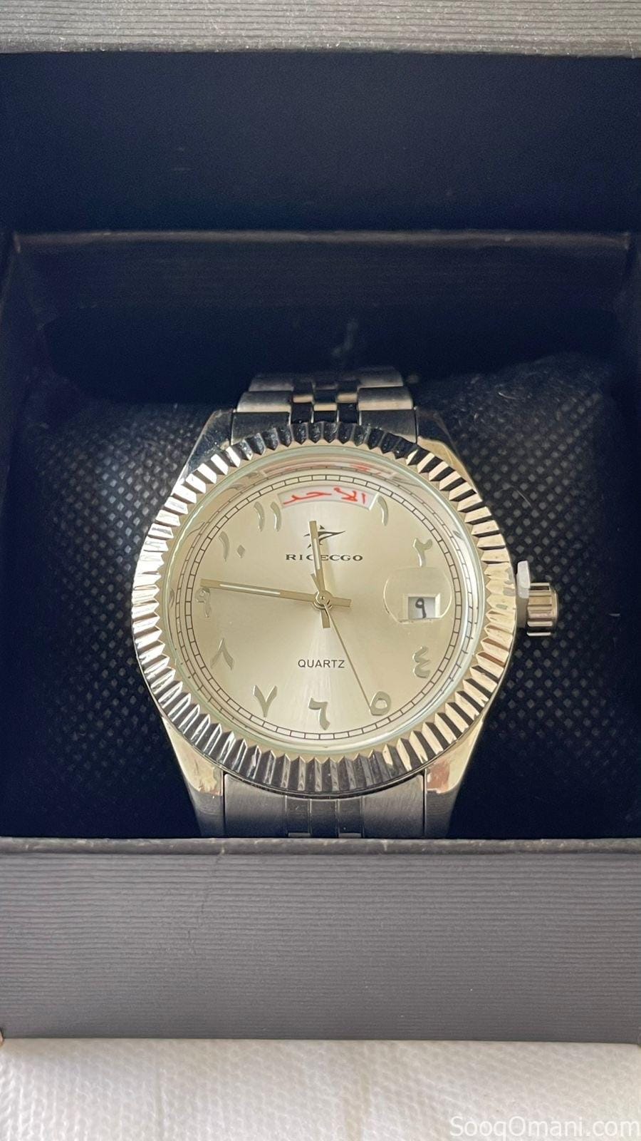 ساعة يد أنيقة بتصميم كلاسيكي الساعات الفاخرة وتتميز بعدة مواصفات اللون الفضي