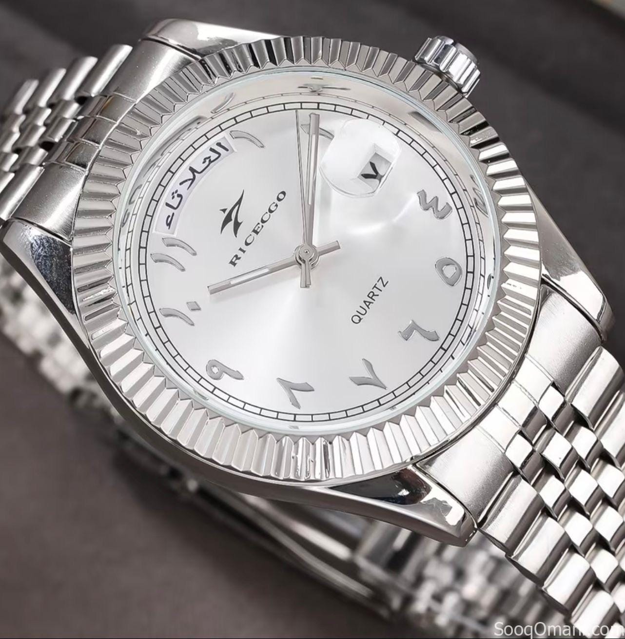 ساعة يد أنيقة بتصميم كلاسيكي الساعات الفاخرة وتتميز بعدة مواصفات اللون الفضي