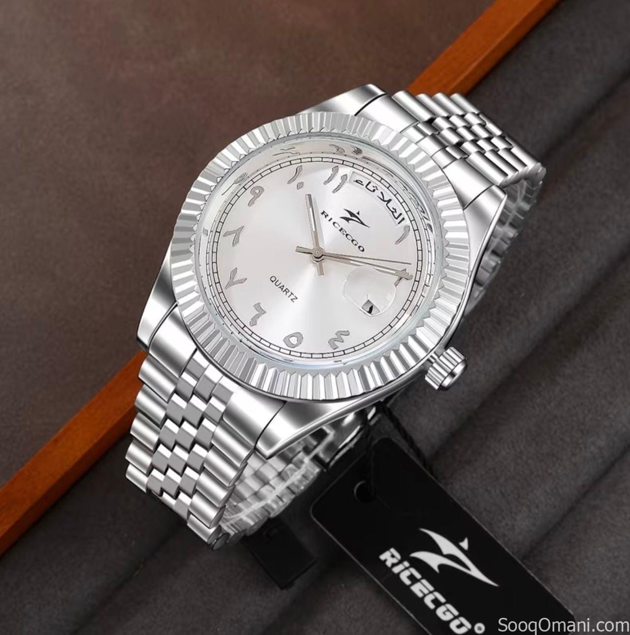 ساعة يد أنيقة بتصميم كلاسيكي الساعات الفاخرة وتتميز بعدة مواصفات اللون الفضي