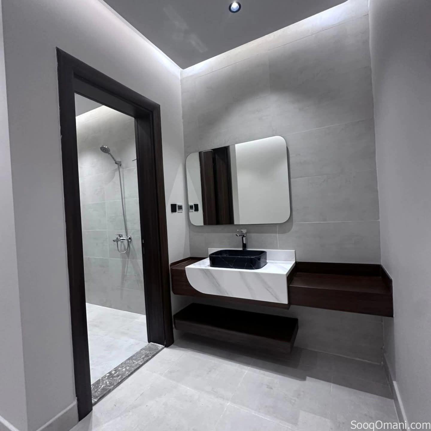 شقه للايجار في مسقط الخوض غرفتين وصاله ومطبخ وحمامين