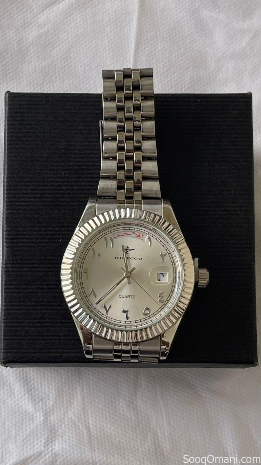 ساعة يد أنيقة بتصميم كلاسيكي الساعات الفاخرة وتتميز بعدة مواصفات اللون الفضي