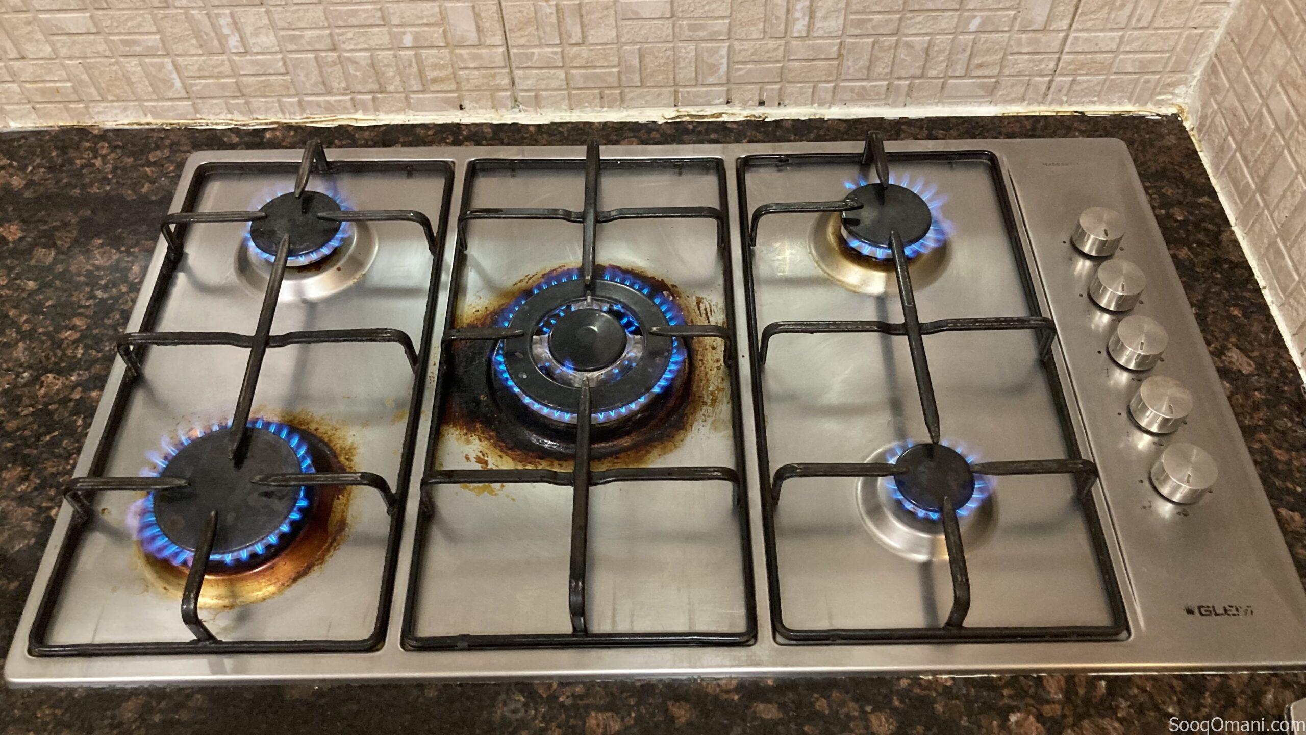 ‏طباخ غاز للبيع على شكل الكاونتر ‏على المطبخ ‏مستعمل