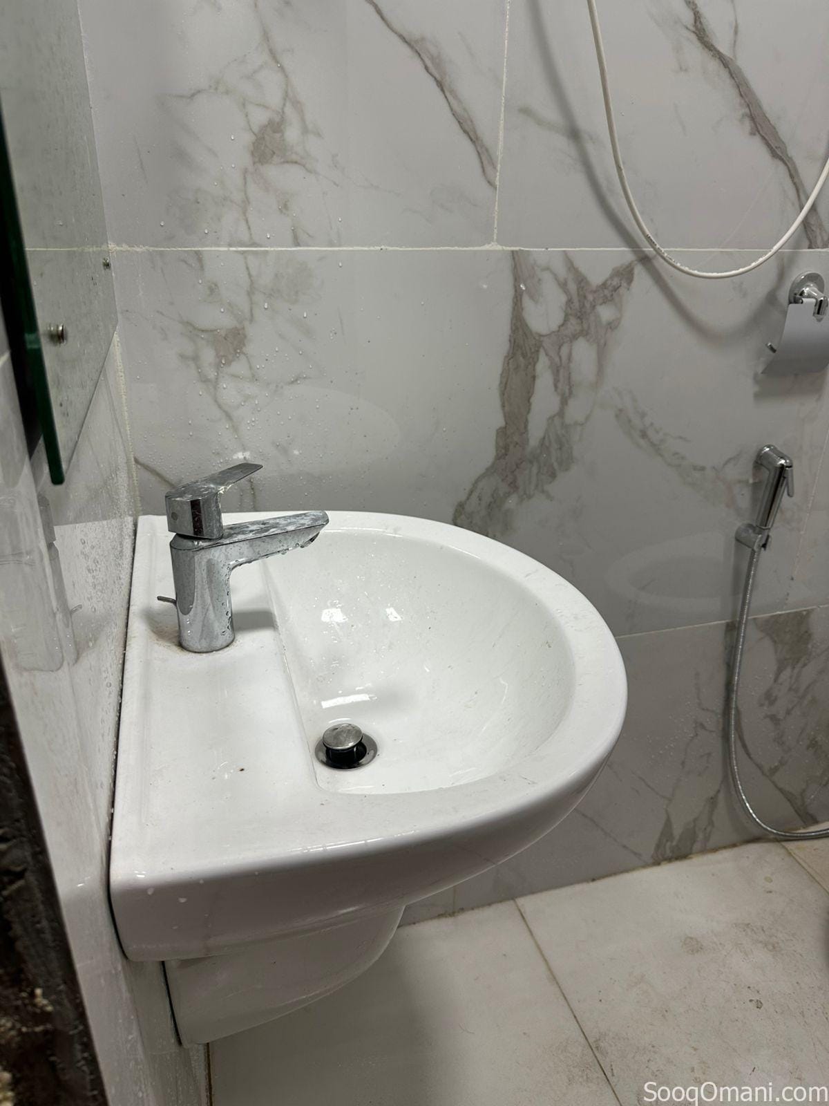 Room for rent in alkhwier