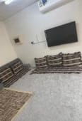 غرفة كبيرة مع دورة مياه
