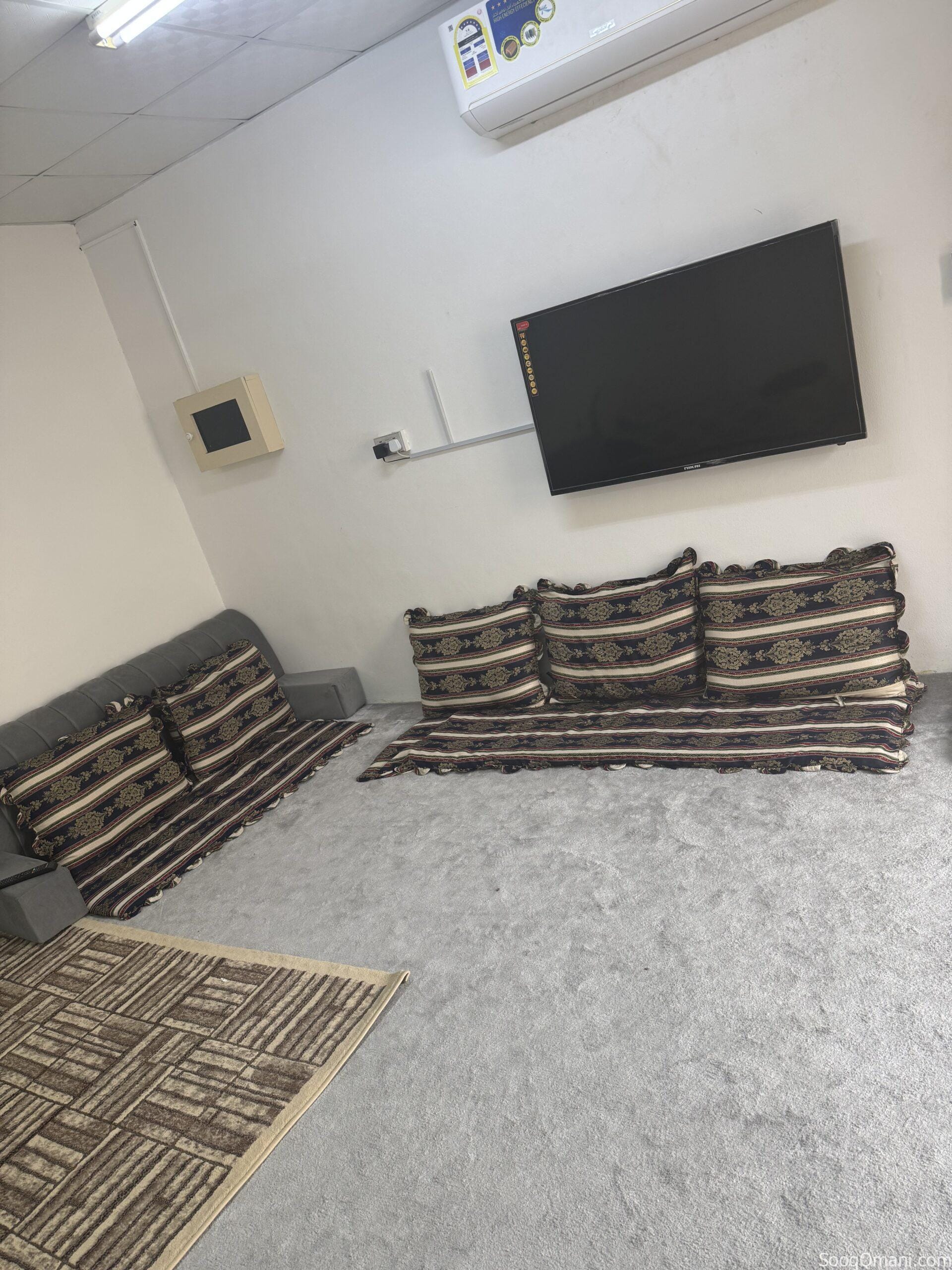 غرفة كبيرة مع دورة مياه