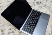 جهاز Apple MacBook Pro مقاس 13 بوصة مزود بشريط اللمس ومعالج i7. مثبت عليه برنامج Microsoft Office للاستخدام المكتبي والشخصي.