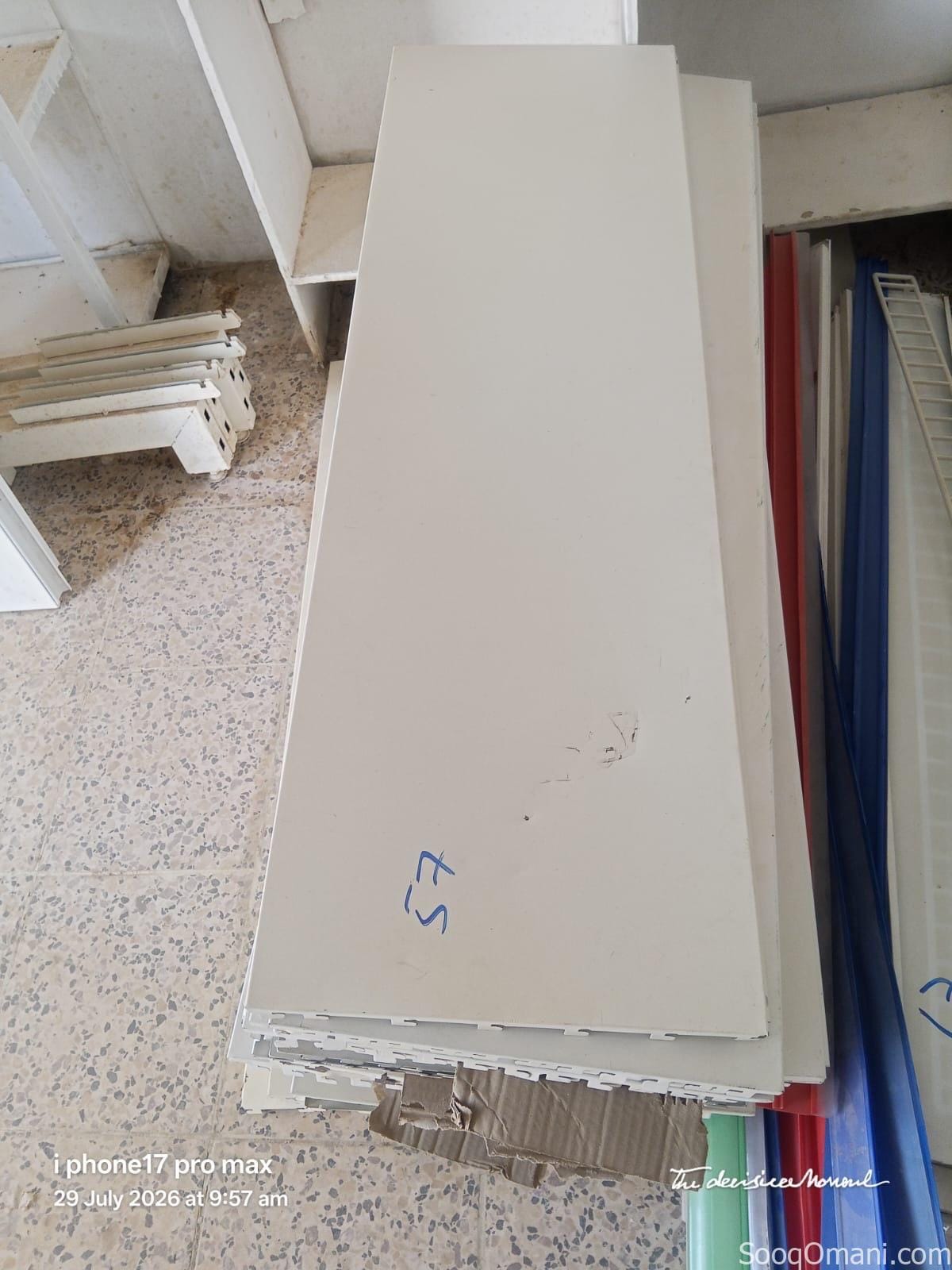 رفوف للبيع وسلة خضروات
