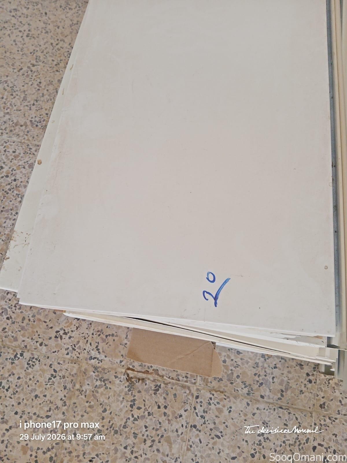 رفوف للبيع وسلة خضروات