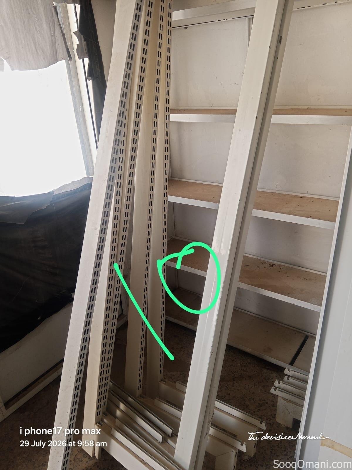 رفوف للبيع وسلة خضروات