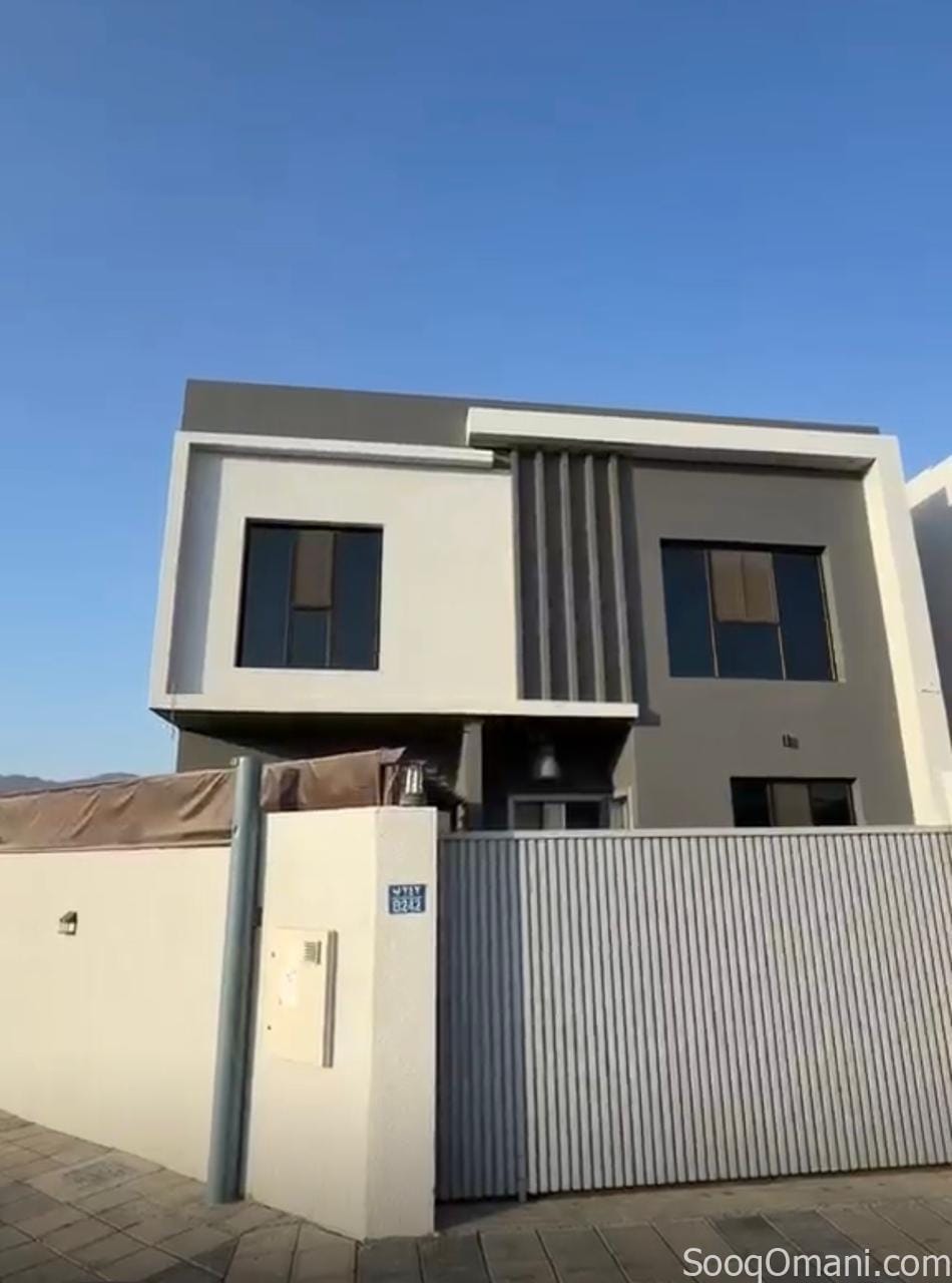 فيلا فمرتفعات العامرات الاولى بالقرب من مسجد الرباط / مباشره من المالك