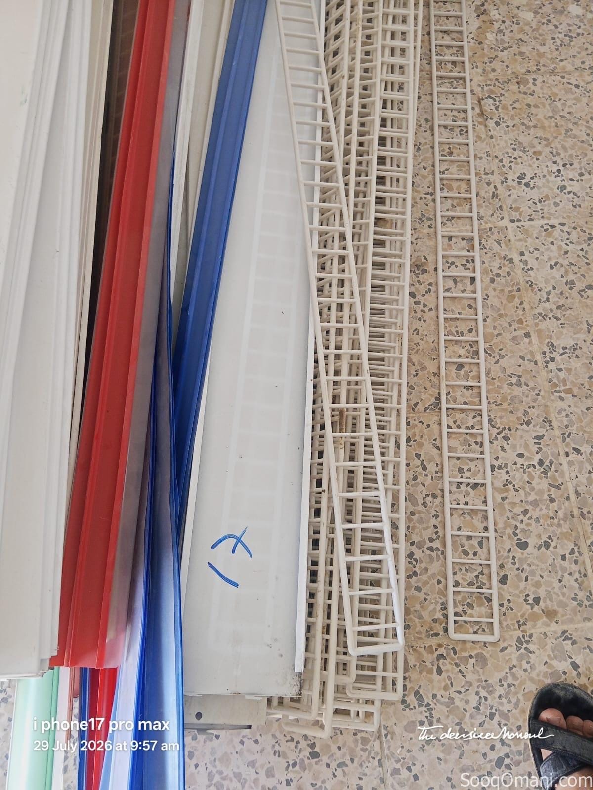 رفوف للبيع وسلة خضروات