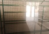 رفوف للبيع وسلة خضروات