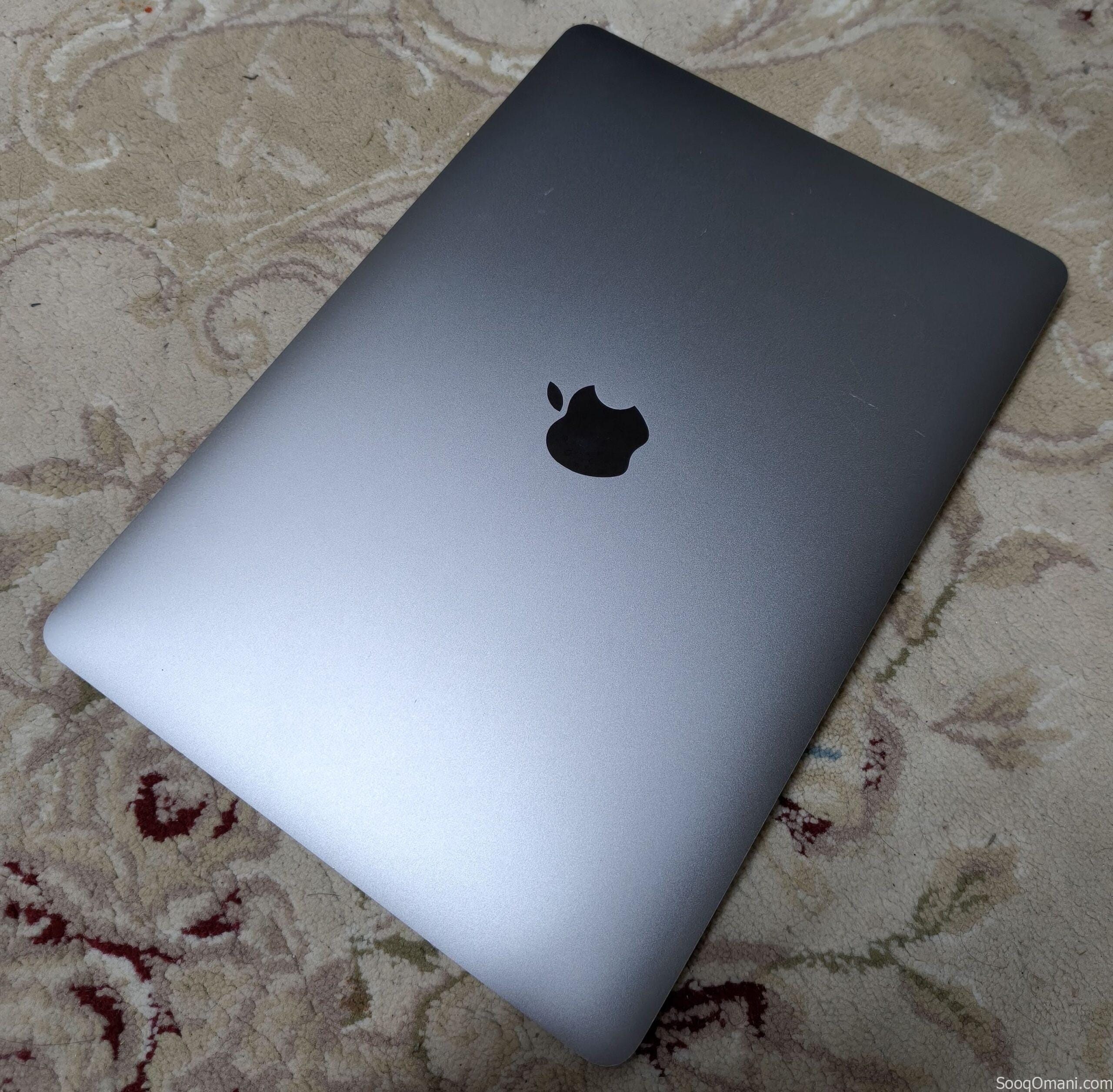 جهاز Apple MacBook Pro مقاس 13 بوصة مزود بشريط اللمس ومعالج i7. مثبت عليه برنامج Microsoft Office للاستخدام المكتبي والشخصي.