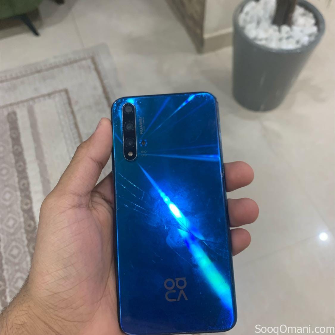 < HUAWEI nova 5T