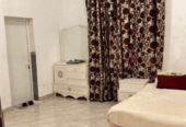 شقه مفروشه للايجار في صلالة ٣ غرف و ٢ حمام ومطل خارجي مفتوح