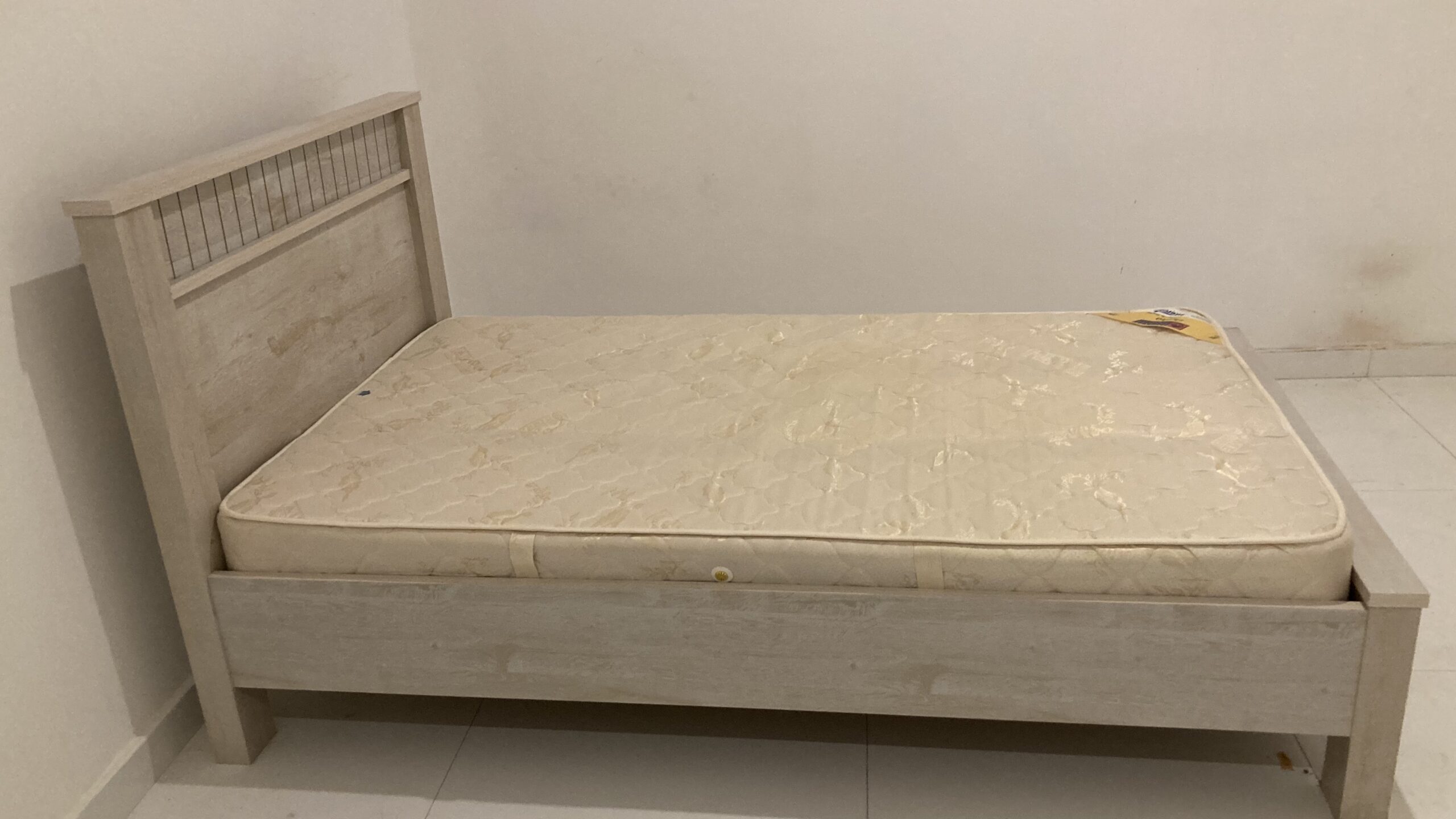 للبيع سرير خشبي مع مرتبة بحالة جيدة
