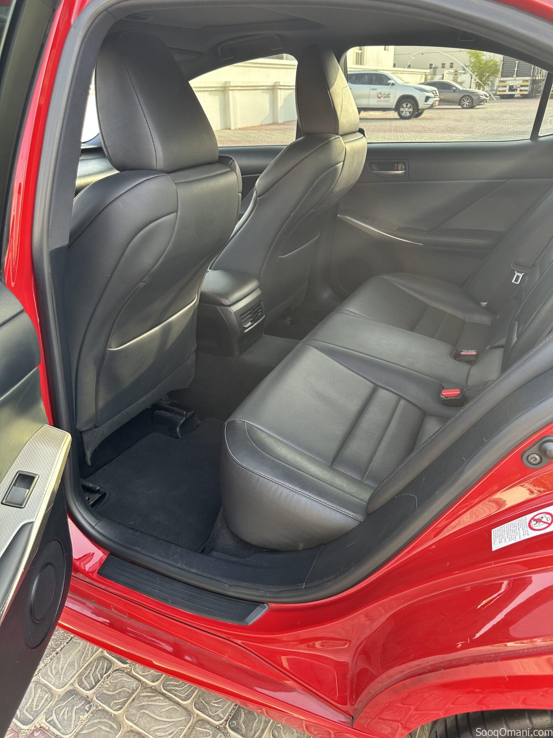 للبيع لكزس اي اس F sport 200t موديل ٢٠١٧ بحالة ممتازة ونظافة ملفته من الداخل والخارج وجاهزة للاستخدام