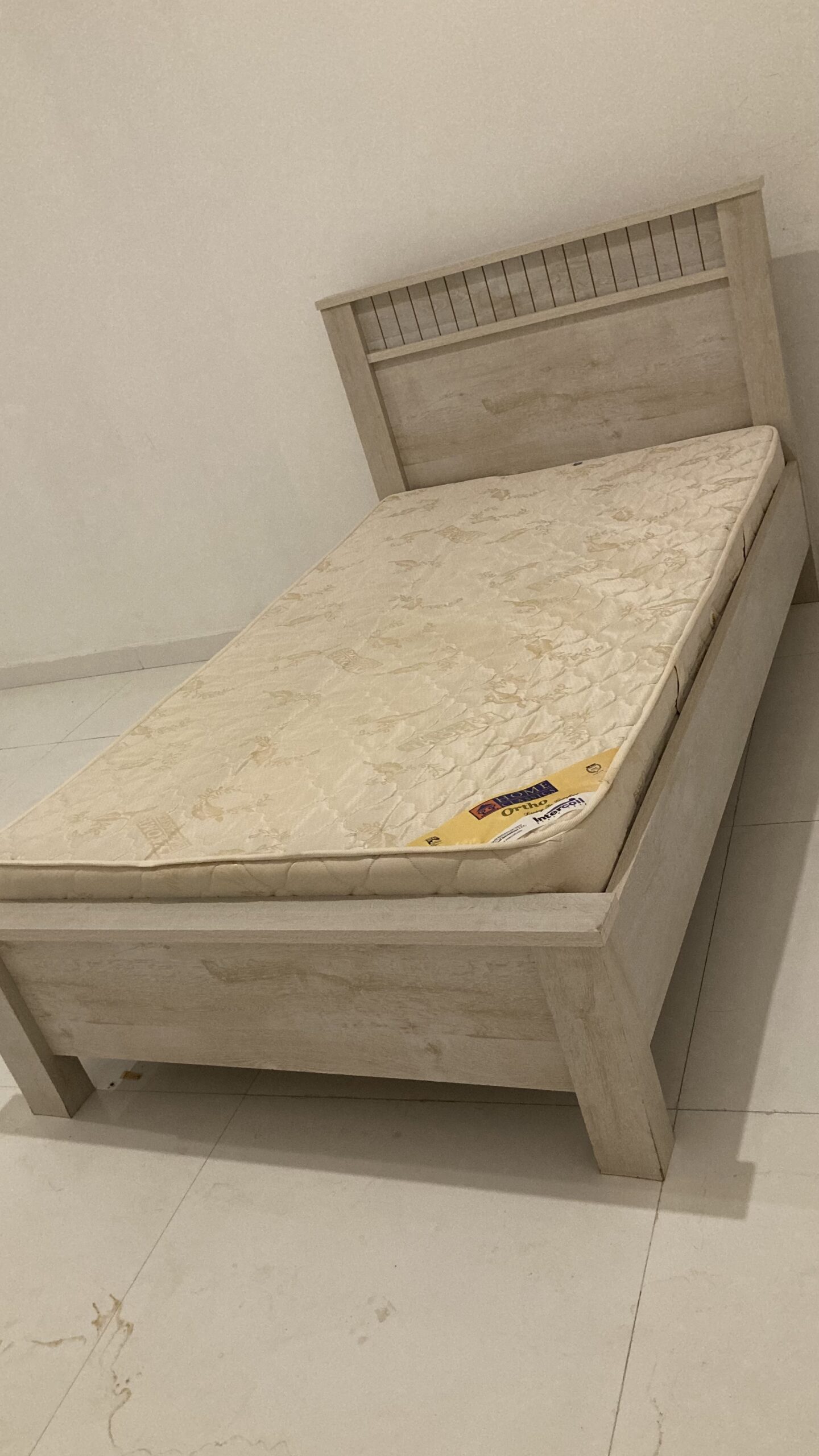 للبيع سرير خشبي مع مرتبة بحالة جيدة