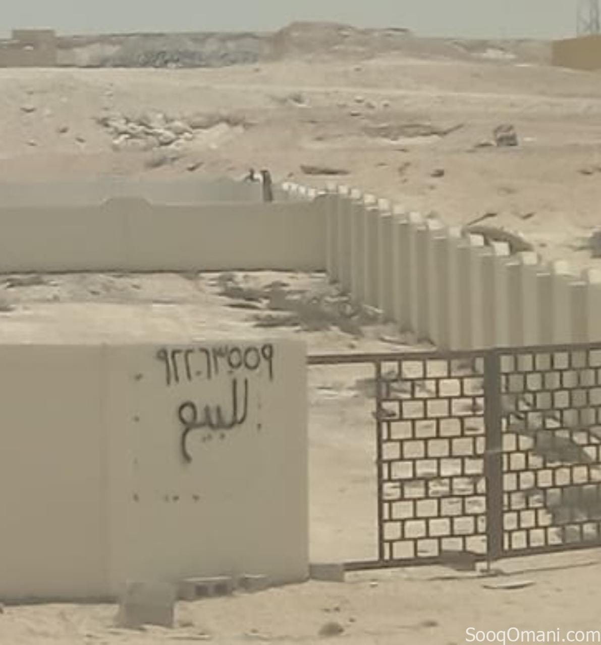 للبيع ارض صناعيه مسوره ولايه الدقم مخطط الصناعي عليه جدر وغرفه تواصيل كهرباء