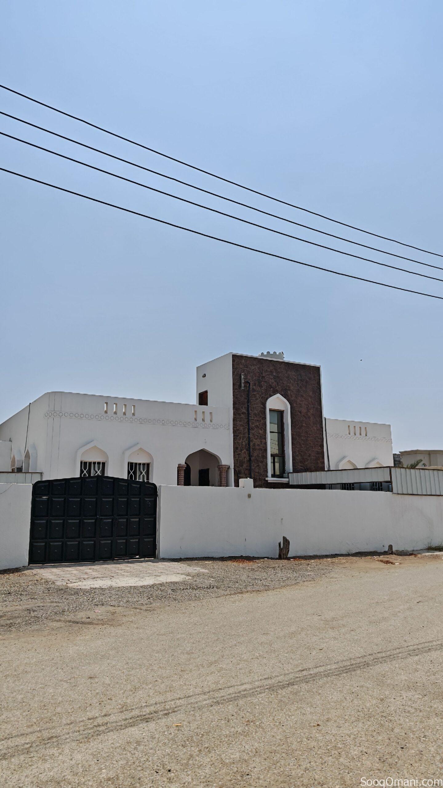 مزل للبيع يوجد به بئر مرخص