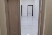 شقه جديد بالمعبيله الجنوبيه دور ارضي مكيفه بالكامل